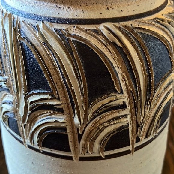 Pretty Unique Pottery Piece - Picture 3 of 6